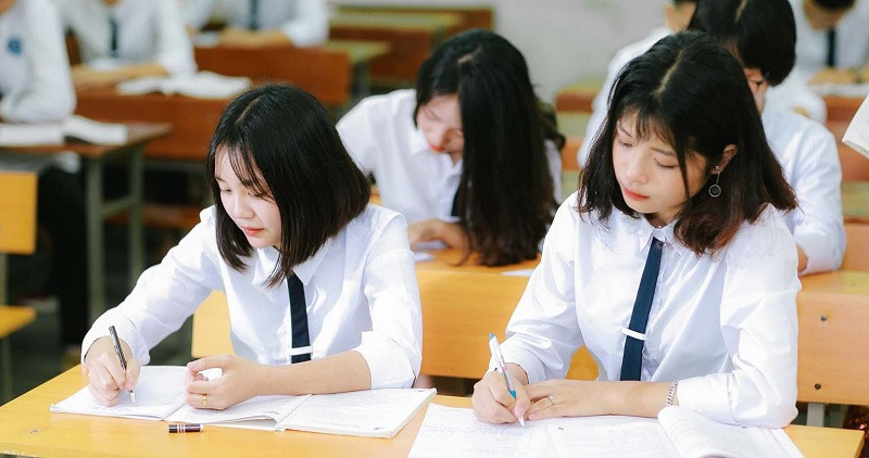 Học sinh và phụ huynh tham khảo mẫu đơn xin chuyển lớp