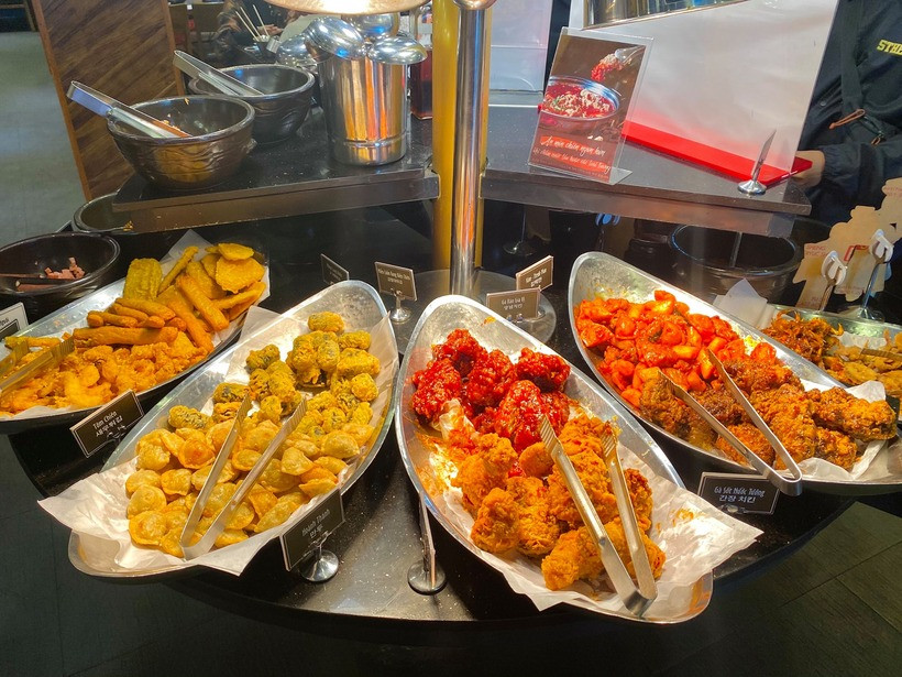Các loại topokki và topping phong phú tại quầy line buffet Dookki