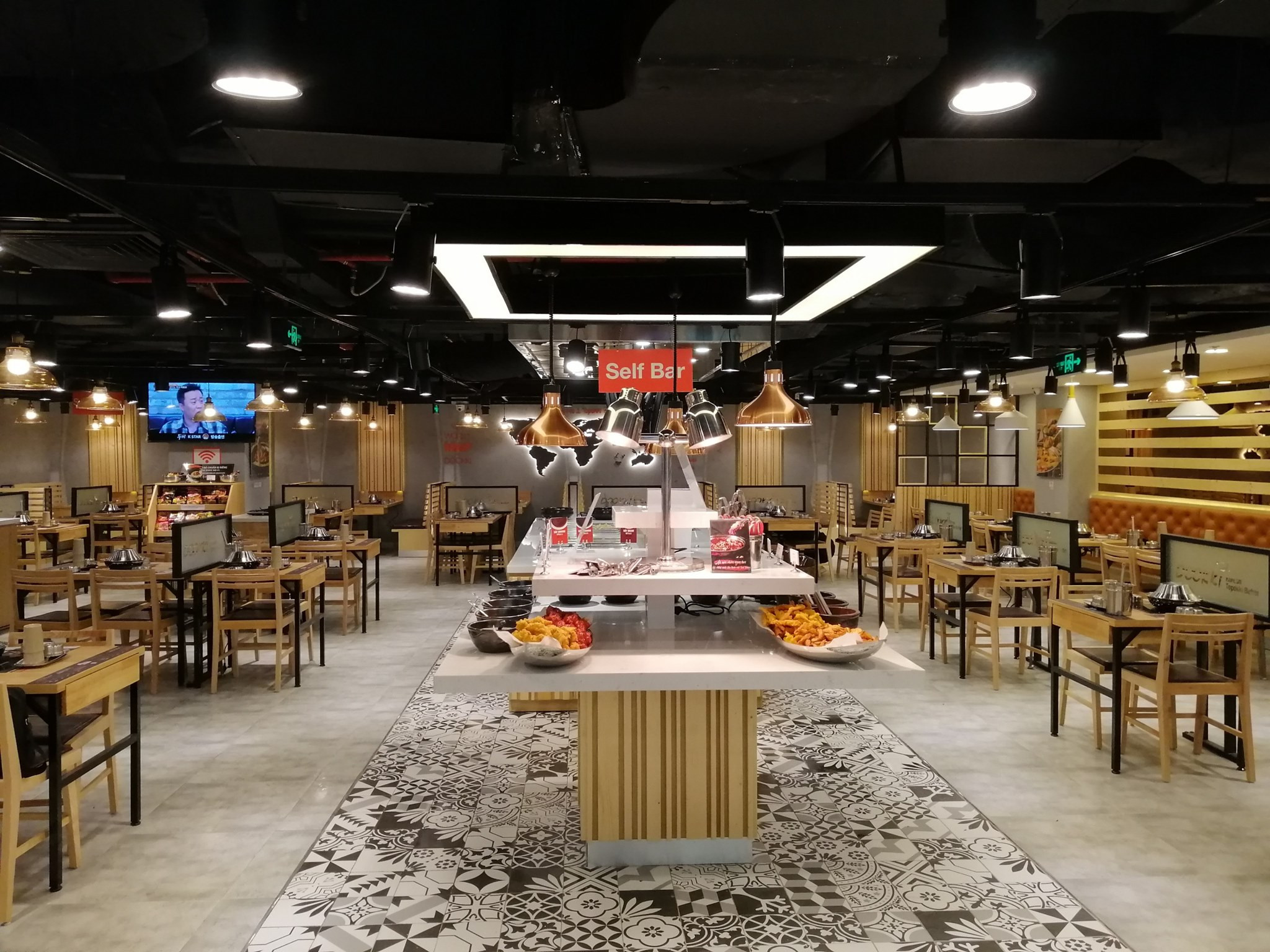 Logo và không gian Dookki Việt Nam, điểm đến buffet topokki tại Vincom Trần Duy Hưng