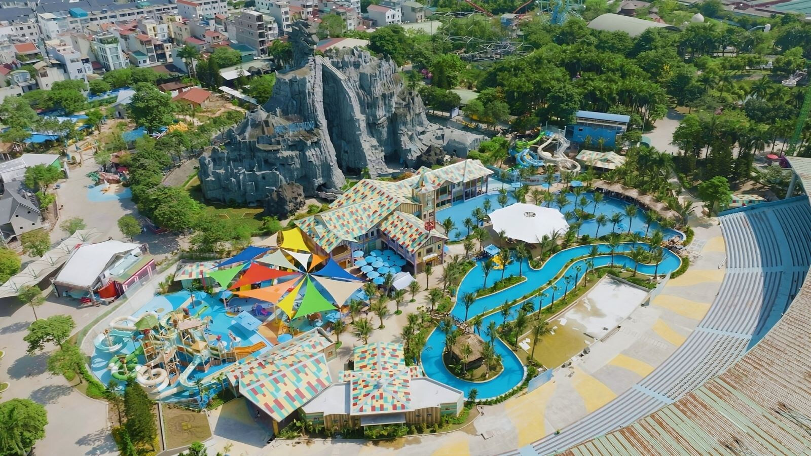 Công viên nước Castaway Lagoon trong khuôn viên Thiên Đường Bảo Sơn với khu vui chơi hiện đại, thu hút nhiều gia đình và trẻ em.