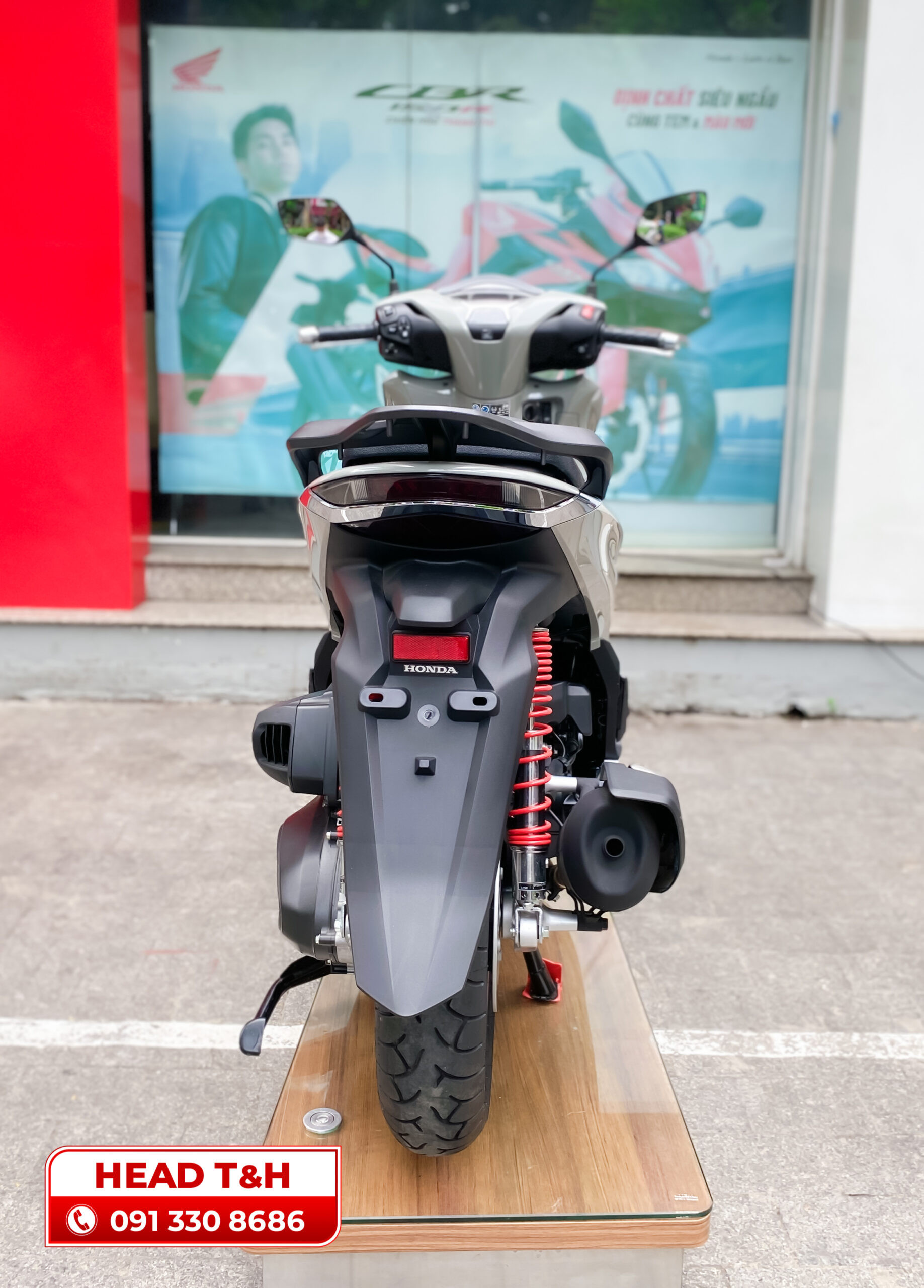Đuôi xe Honda SH 350i với cụm đèn hậu LED và tay dắt liền khối