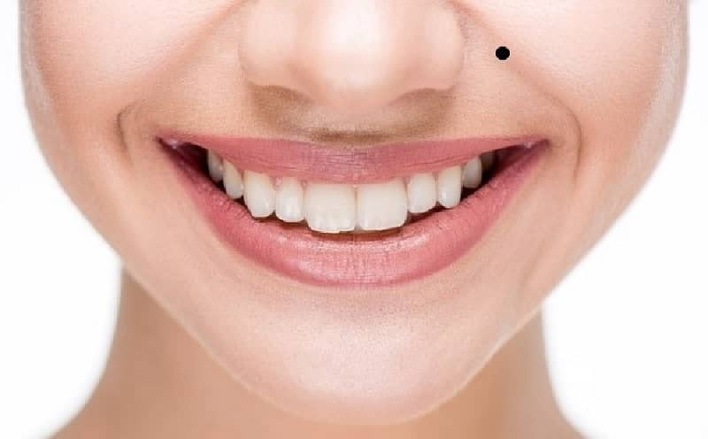 Hình ảnh người phụ nữ đang làm từ thiện, minh họa cho phương pháp sống tích cực và làm việc thiện để hóa giải đường pháp lệnh xấu.