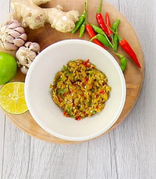 Hỗn hợp gừng, tỏi và ớt được giã hoặc xay nhuyễn, sẵn sàng để pha nước chấm.