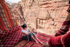 El Khasneh, ngôi đền đá màu hồng hùng vĩ tại thành phố Petra, một trong 7 kỳ quan thế giới
