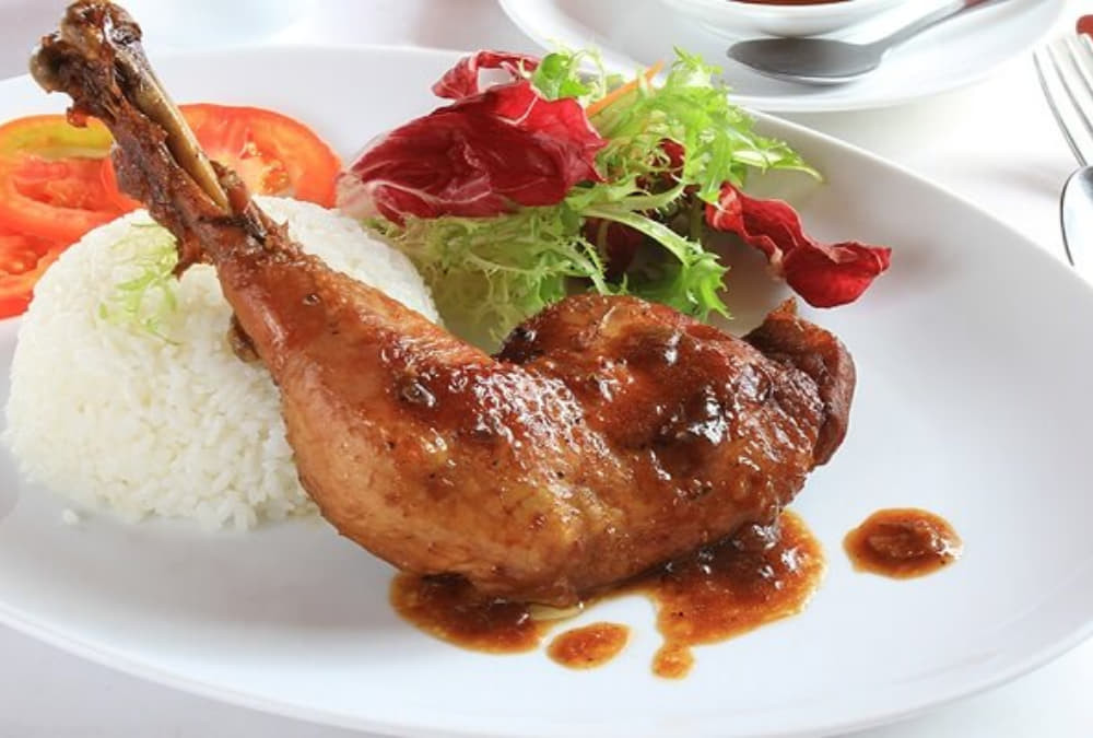 Cơm đùi gà nướng, một lựa chọn hấp dẫn khác cho thực khách tại quán cơm tấm