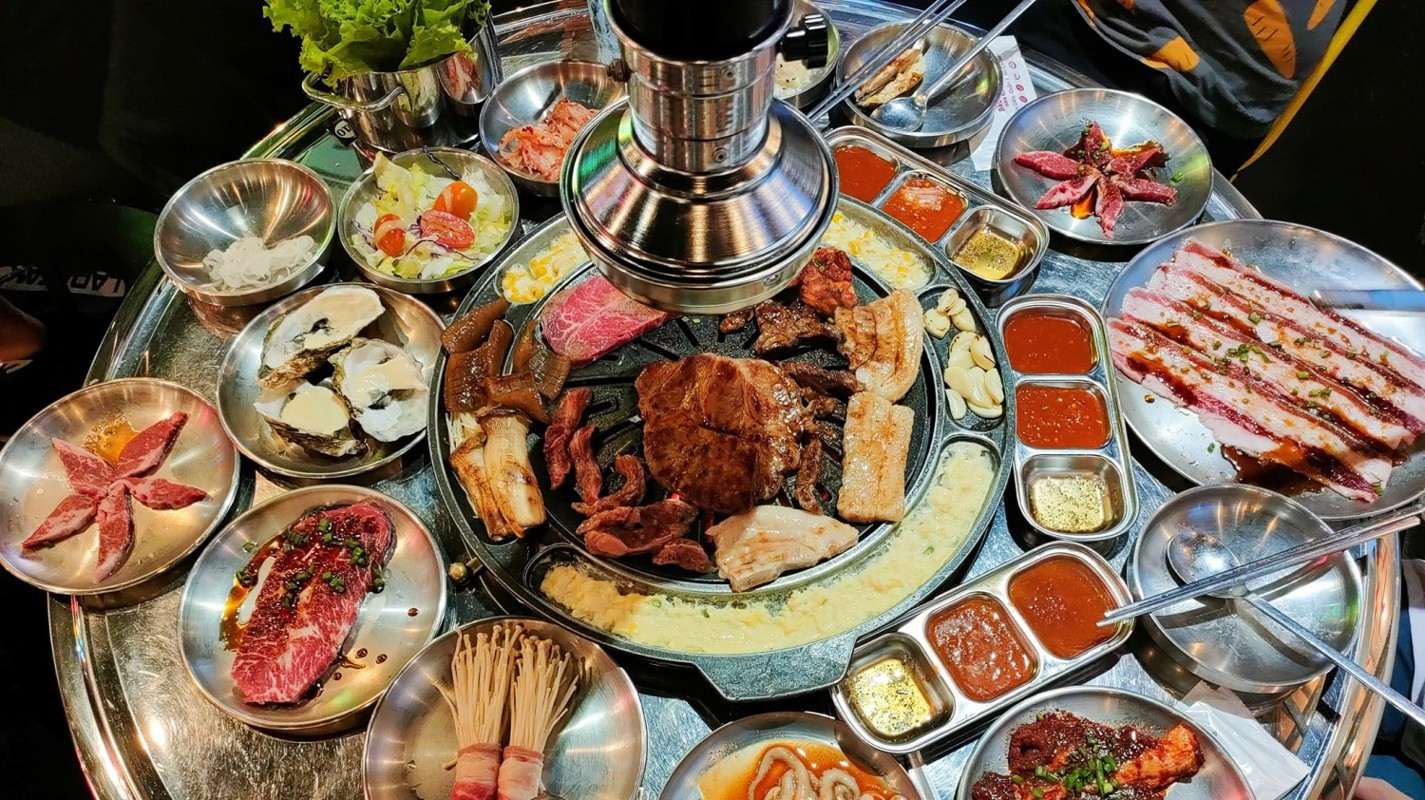 Không gian decor trẻ trung và các món nướng hấp dẫn tại Bros BBQ, địa chỉ ăn thịt nướng Hàn Quốc được giới trẻ yêu thích.