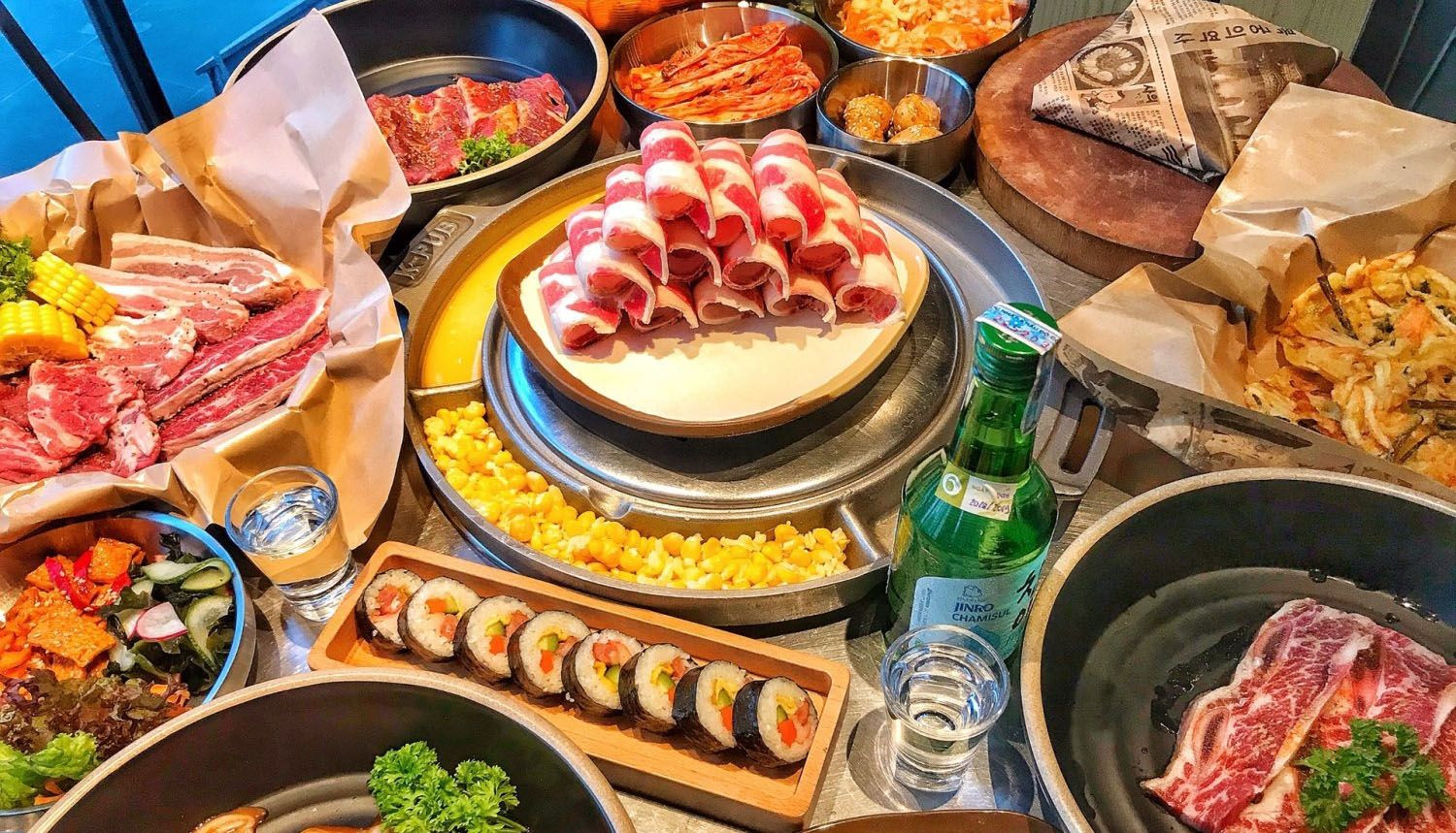 Không gian đường phố Seoul và các món nướng thơm ngon tại K-Pub.