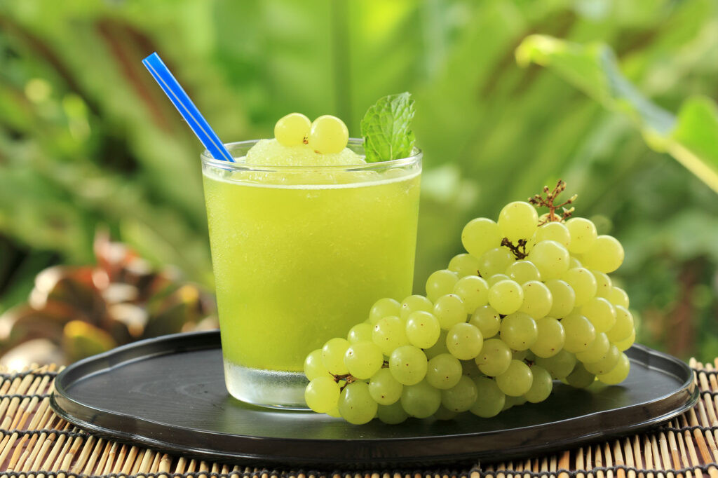 Ly nước ép nho xanh tươi mát, thức uống lý tưởng hỗ trợ giảm cân hiệu quả