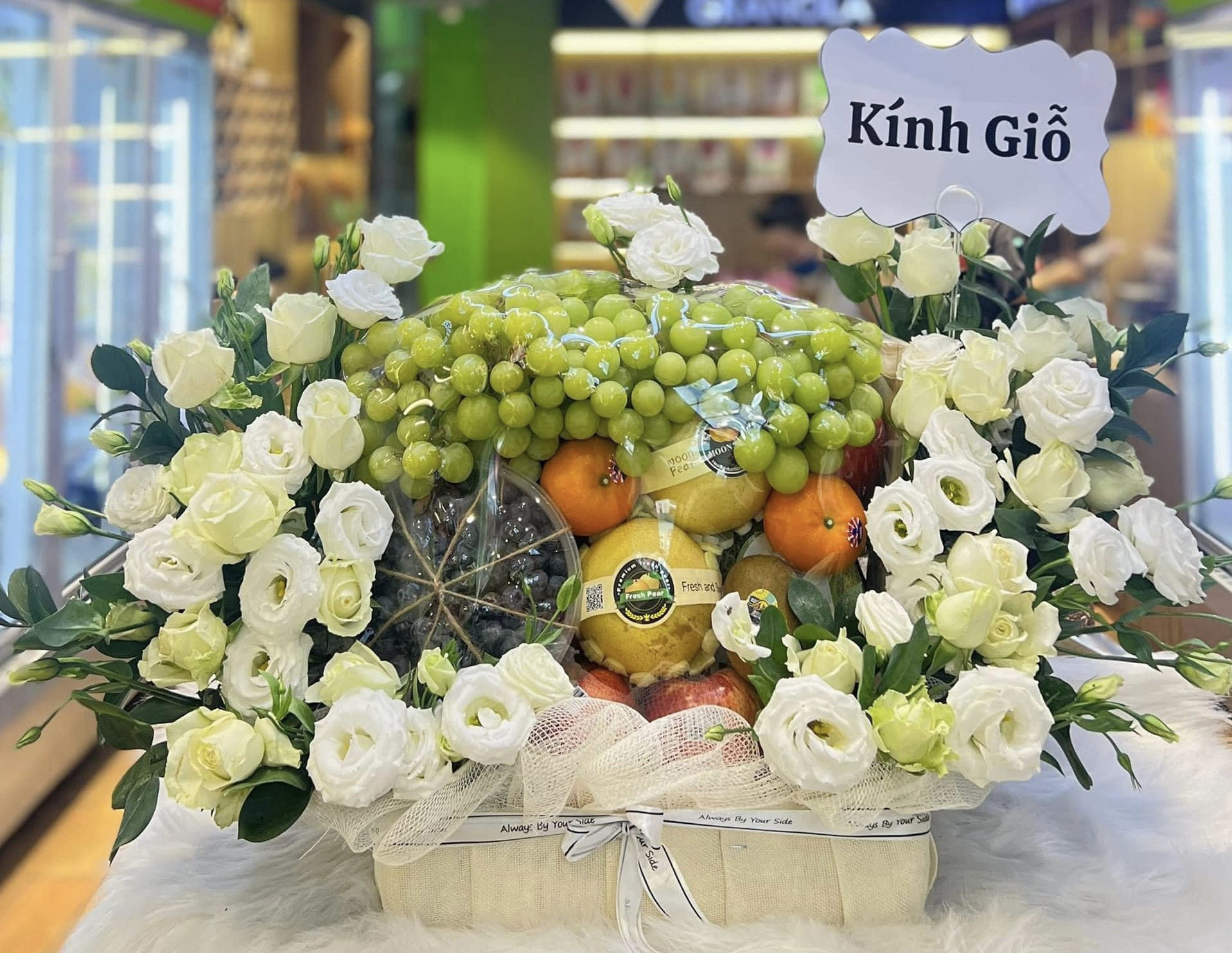 Mâm trái cây cúng giỗ trang trọng, kết hợp các loại quả tươi ngon, đúng mùa vụ
