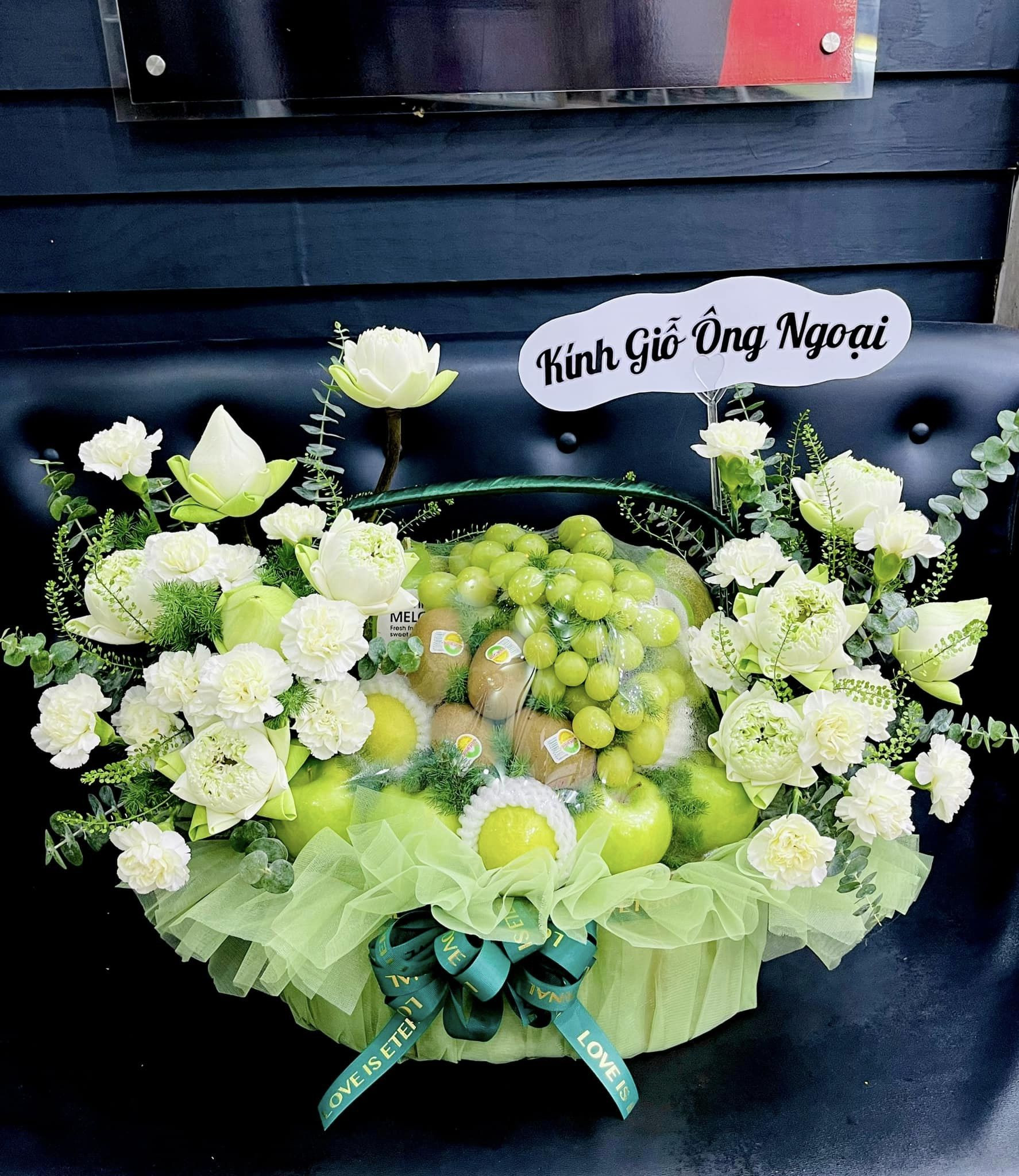 Giỏ trái cây cúng đám giỗ được sắp xếp trang trọng với các loại quả tươi ngon, thể hiện lòng thành kính