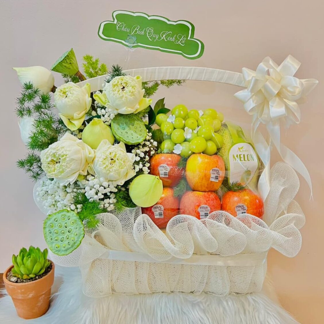 Giỏ trái cây cúng với đa dạng màu sắc, thể hiện sự đủ đầy và mang ý nghĩa phong thủy tốt lành