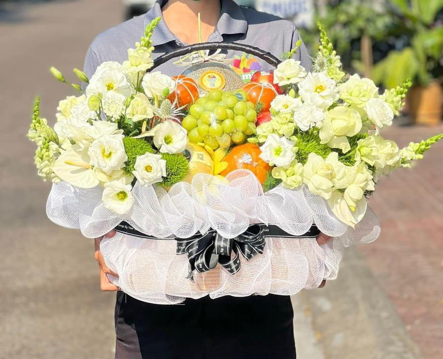Lựa chọn trái cây cúng tươi ngon, vỏ mịn và không dập nát để bày tỏ lòng thành kính