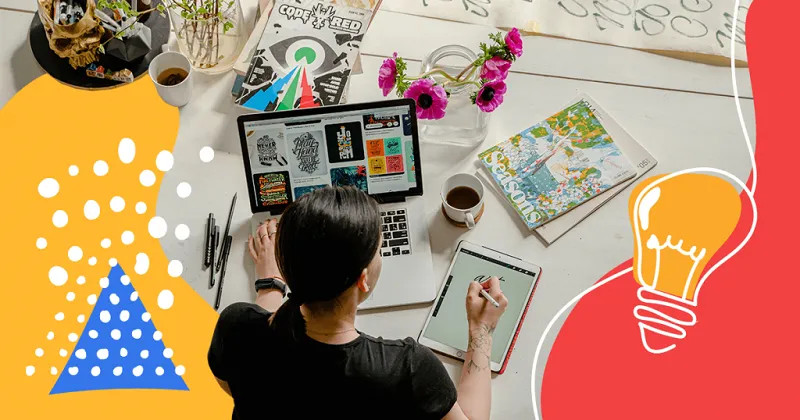 Một người phụ nữ tập trung giải quyết vấn đề, thể hiện khả năng tư duy phức tạp và sáng tạo của người có CQ cao