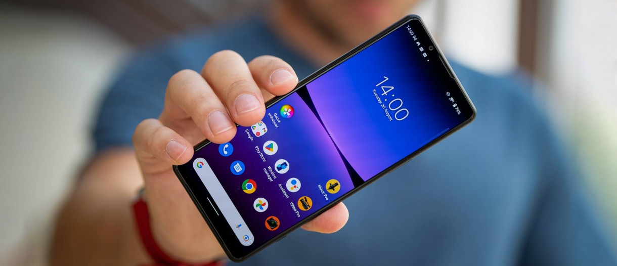 Hình ảnh thực tế Sony Xperia 5 Mark 4 từ bài đánh giá, cho thấy mặt lưng kính Gorilla Glass Victus và hệ thống ba camera sau.