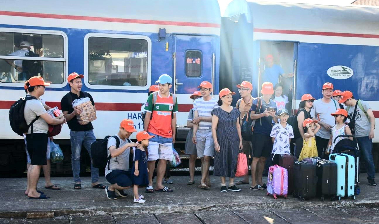 Du khách xuống tàu tại Ga Đồng Hới sau hành trình từ Hà Nội