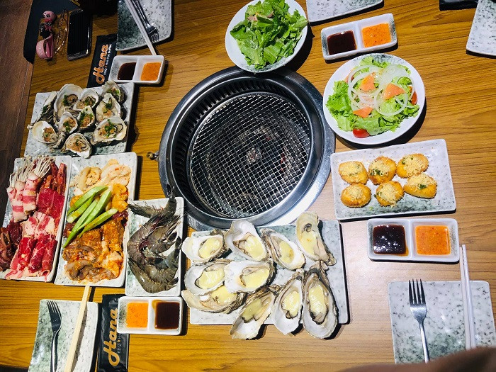 Không gian sang trọng và menu buffet đa dạng tại Hana Buffet Quận 1.