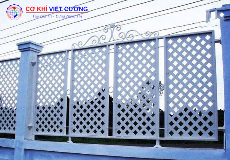 Hàng rào sắt nghệ thuật đẹp thiết kế đơn giản