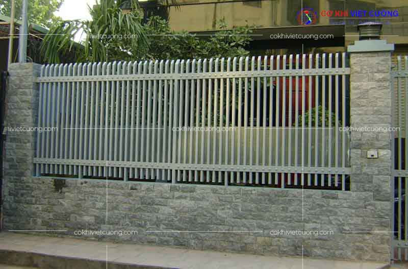 Hàng rào sắt hộp với thiết kế đơn giản