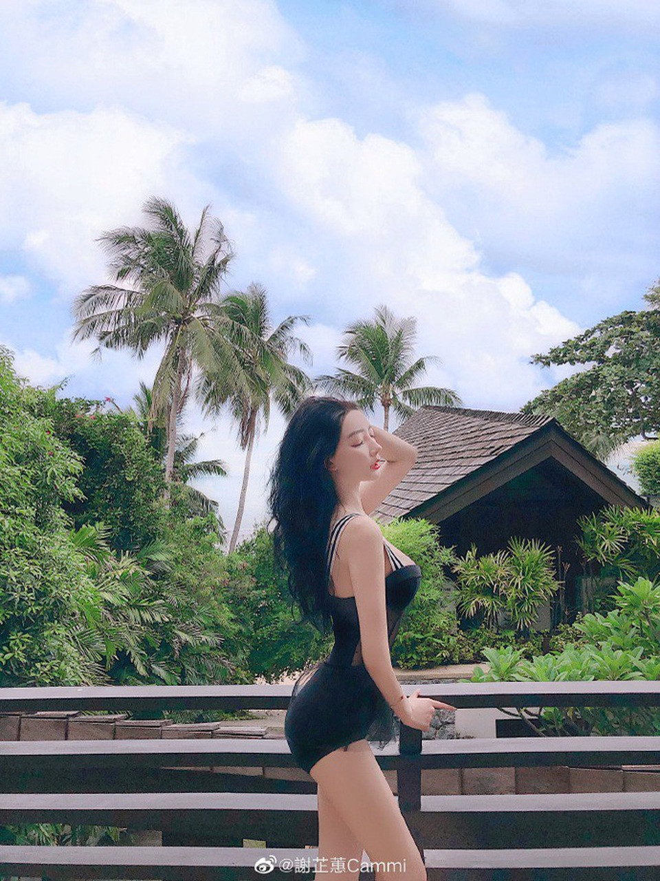 Từ Chỉ Huệ khoe ảnh gợi cảm trên mạng xã hội, thu hút sự chú ý.
