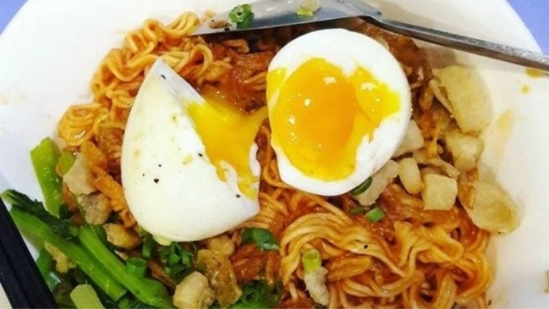 Mì trộn Hảo Hảo trứng lòng đào béo ngậy, hòa quyện cùng rau cải tươi ngon