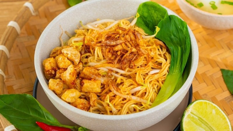 Mì trộn tóp mỡ Hảo Hảo giòn rụm, đậm đà vị thịt và sốt cay