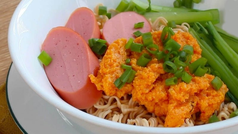 Mì trộn Hảo Hảo trứng muối bùi béo, làm tăng vị đậm đà cho món ăn