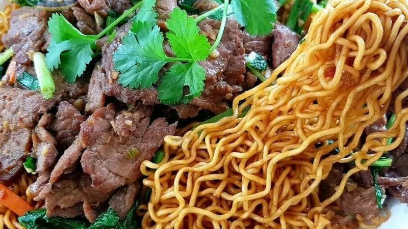 Mì trộn Hảo Hảo chua cay với nước sốt đậm đà, thích hợp cho người thích vị cay