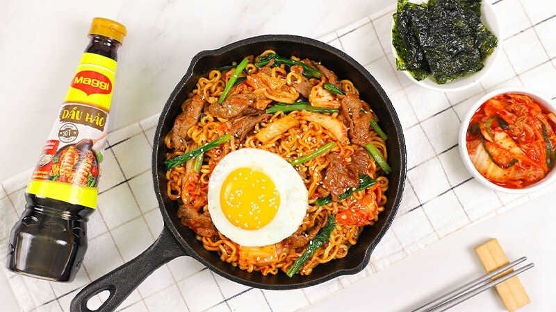 Mì trộn Hảo Hảo kiểu Hàn Quốc với thịt bò, kim chi và rau củ đầy màu sắc