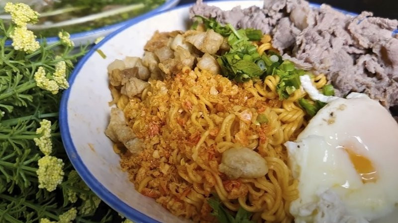 Mì trộn muối ớt Hảo Hảo kích thích vị giác với hương vị cay nhẹ, đậm đà