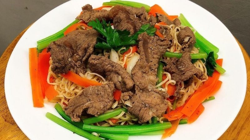 Mì trộn Hảo Hảo thịt bò mềm ngọt, kết hợp rau cải xanh tươi mát