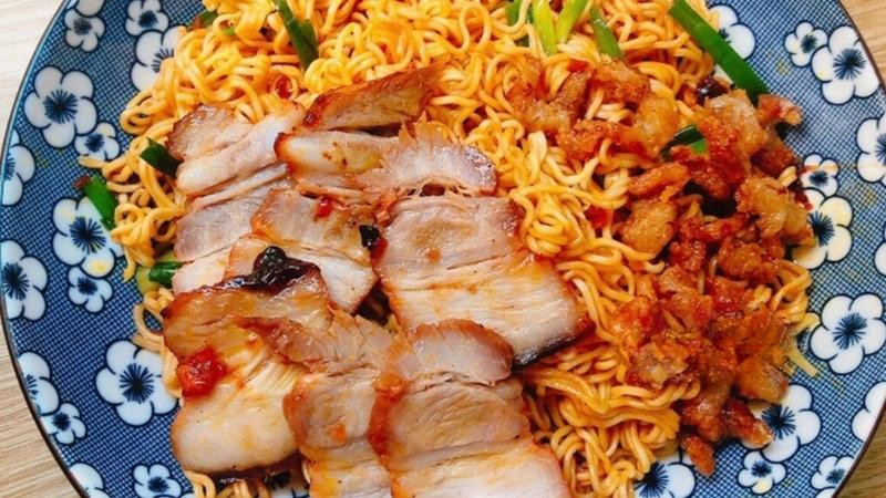 Mì trộn Hảo Hảo xá xíu thịt ba chỉ mềm ngon, đậm vị và thơm phức