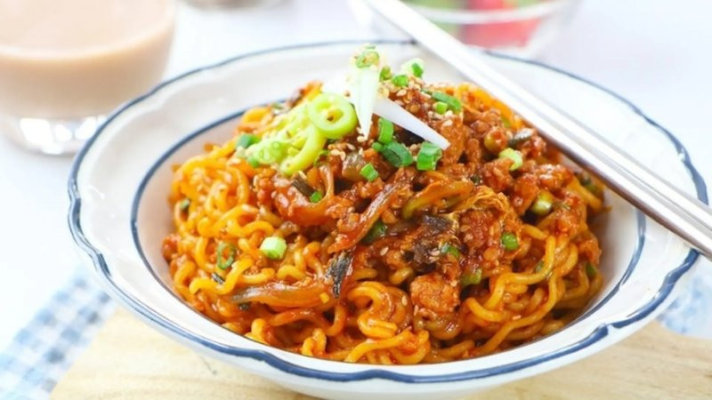 Mì trộn Hảo Hảo cay với vị tương ớt nồng nàn, thích hợp cho ngày se lạnh