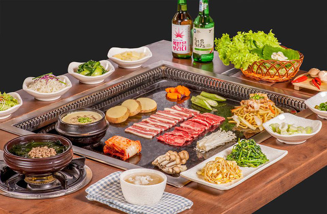 Thịt nướng trên bàn đá độc đáo tại Dolpan Sam, giữ trọn hương vị tự nhiên của món nướng Hàn Quốc.