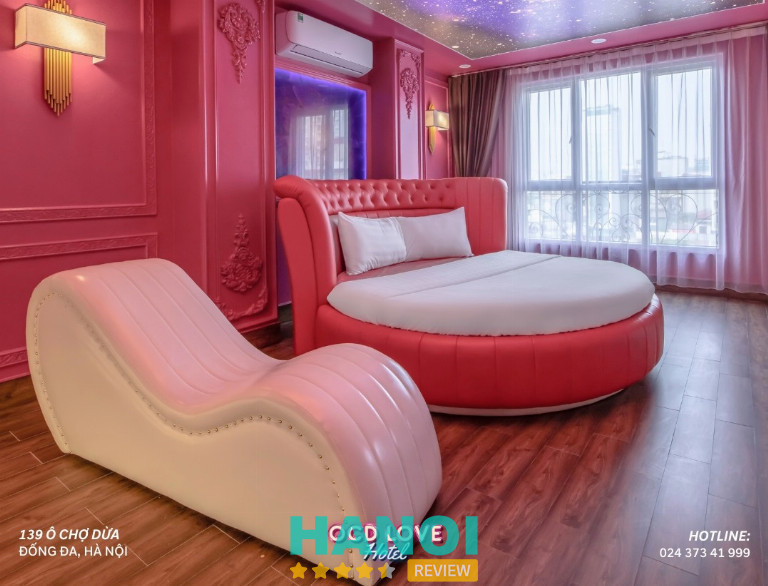 Phòng ngủ phong cách hoàng gia tại OCD Love Hotel