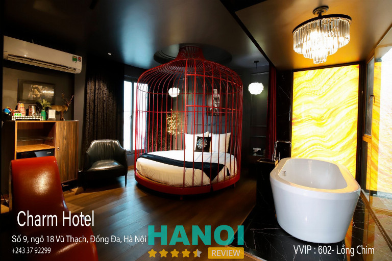 Không gian phòng ngủ với bồn tắm concept mở tại Charm Hotel