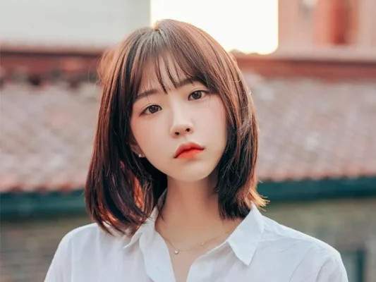 Tóc ngắn uốn cụp xoăn mái thưa