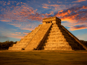 Cấu trúc kim tự tháp Kukulkan tại Chichen Itza, thể hiện sự am hiểu thiên văn của người Maya cổ đại