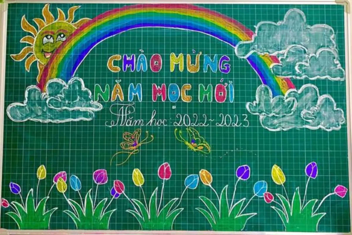 Ý tưởng trang trí bảng lớp học bằng phấn hình bầu trời xanh với mây trắng và chim bay.