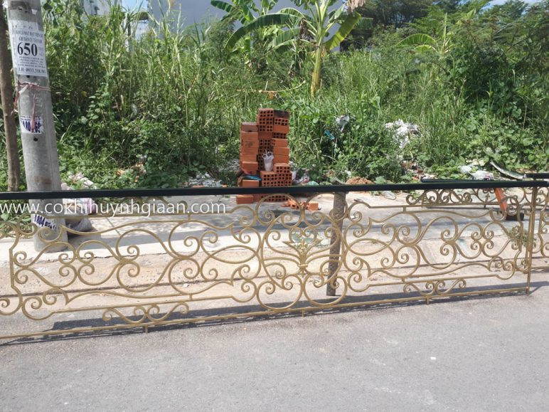 Lan can ban công sắt đơn giản phong cách hiện đại