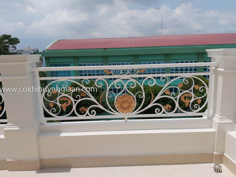 Mẫu lan can ban công sắt nghệ thuật hoa lá