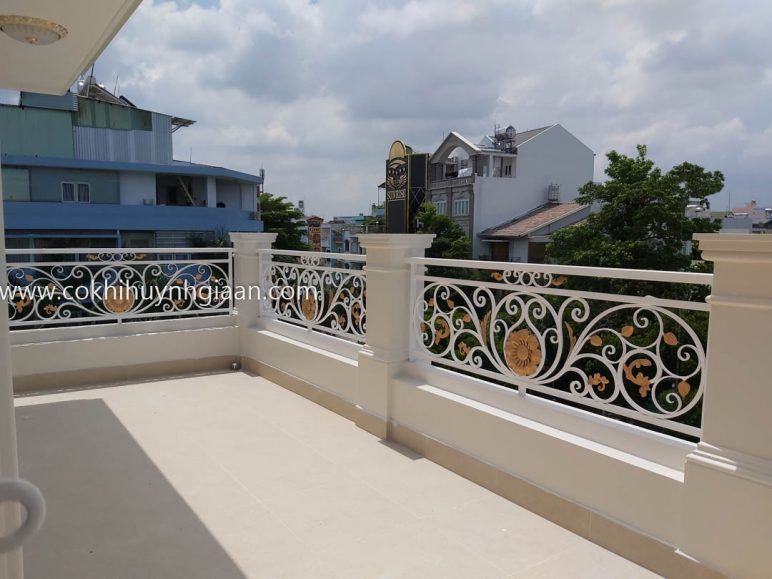 Lan can ban công sắt mỹ thuật uốn lượn sơn trắng LCMT 002
