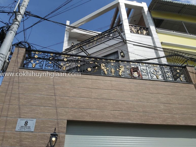 Lan can ban công sắt với hoa văn uốn lượn tinh xảo