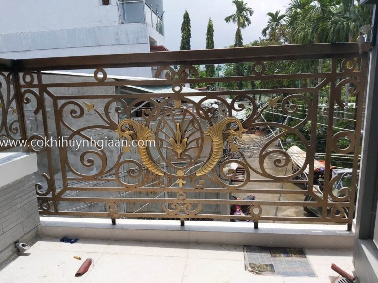 Mẫu lan can ban công sắt hộp và sắt uốn hiện đại