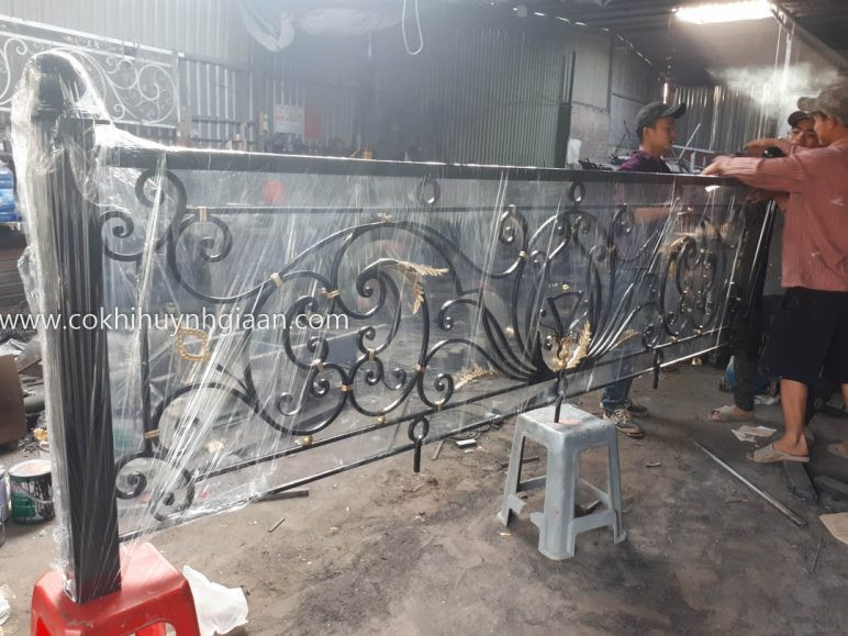 Quy trình sản xuất lan can ban công tại xưởng Huỳnh Gia An