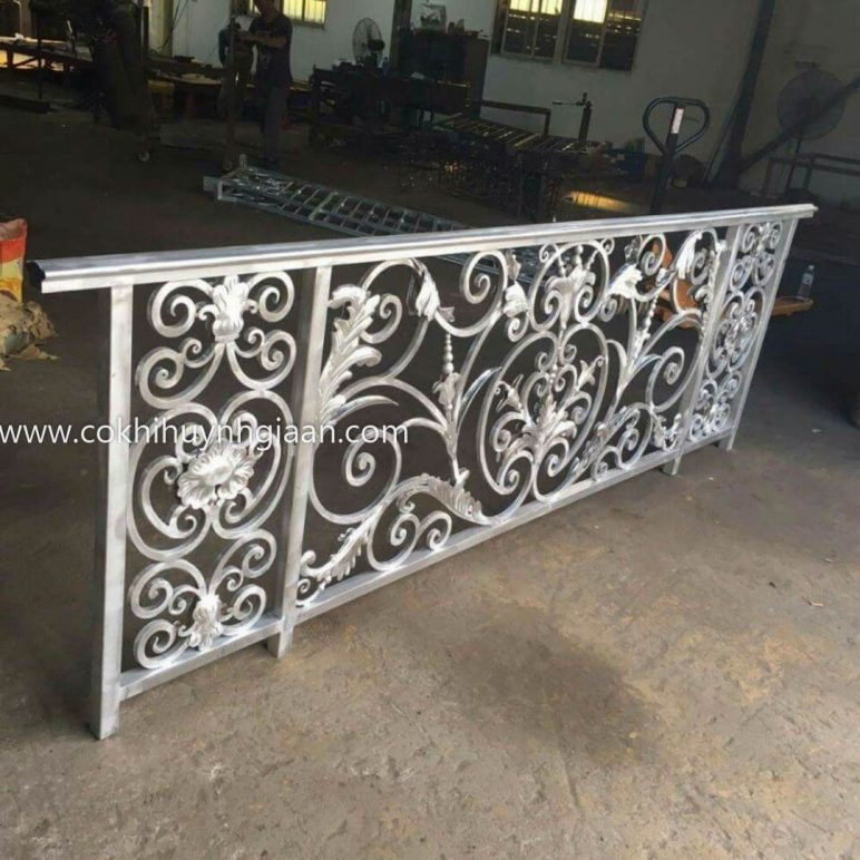 Lan can ban công sắt thô chưa sơn tĩnh điện