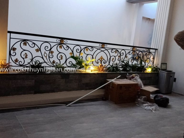 Mẫu lan can ban công sắt mỹ thuật phong cách sang trọng