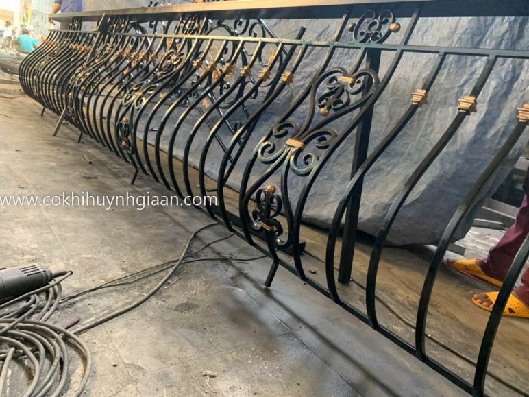 Mẫu lan can ban công sắt uốn tinh xảo