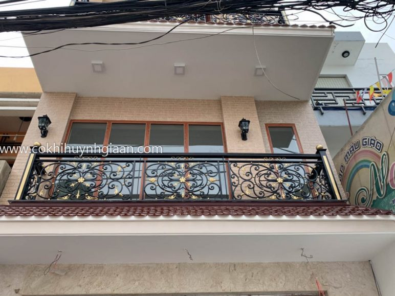 Lan can ban công sắt mỹ thuật uốn cong tinh tế LCMT 012