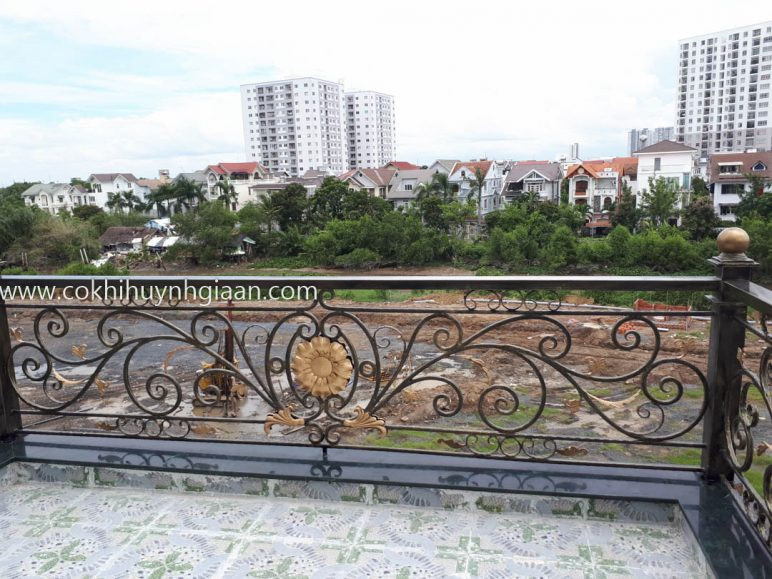 Mẫu lan can sắt uốn lượn nghệ thuật LCMT 008