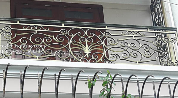 Ban công hoa sắt uốn đẹp với họa tiết đối xứng Mẫu 066